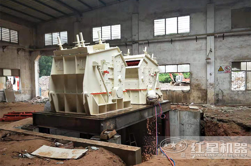 PF-1007反擊式破碎機(jī)現(xiàn)場 PF-1007反擊式破碎機(jī)現(xiàn)場