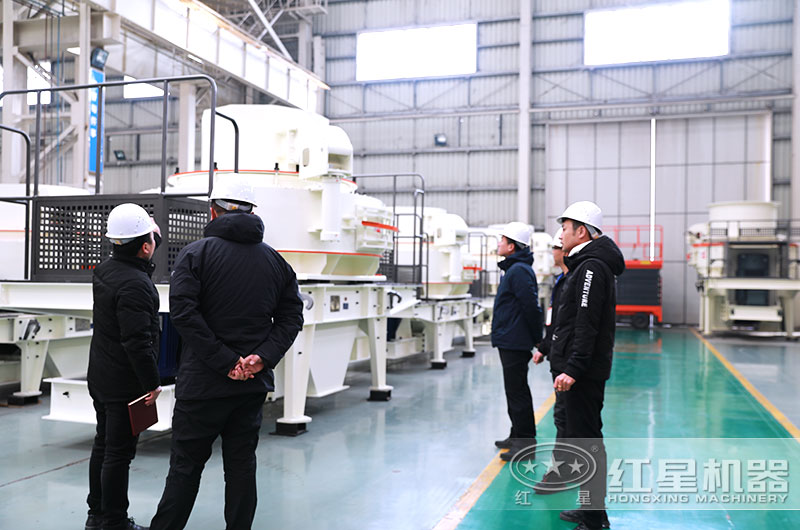 客戶(hù)來(lái)廠(chǎng)考察青石破碎生產(chǎn)設(shè)備