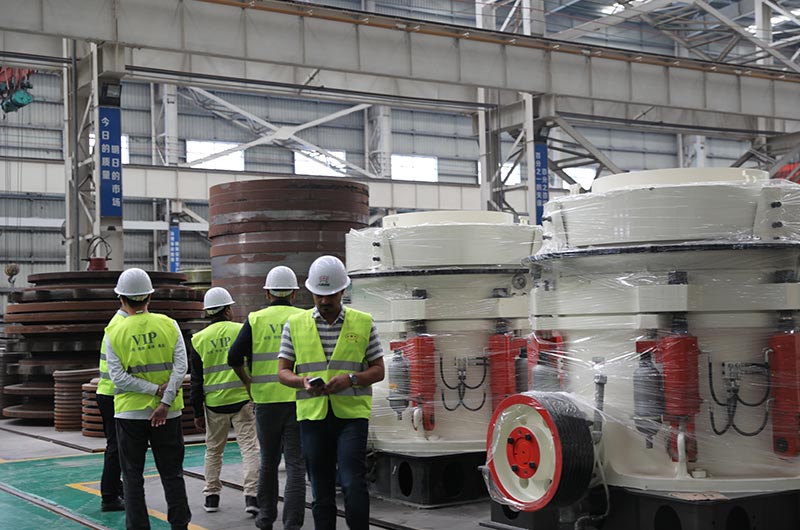 客戶來廠考察鐵礦石破碎機(jī)設(shè)備 客戶來廠考察鐵礦石破碎機(jī)設(shè)備