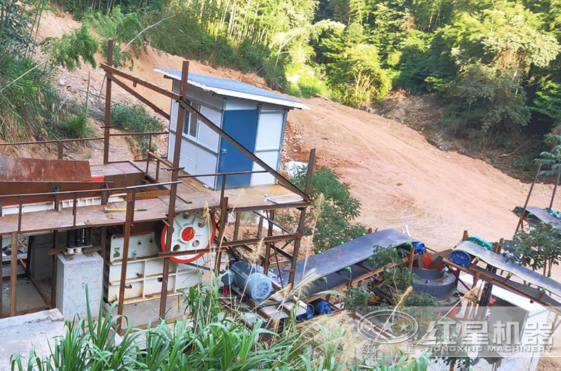 鄂式破碎機現場 鄂式破碎機現場