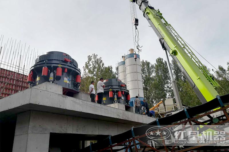 全液壓圓錐破碎機(jī)現(xiàn)場 全液壓圓錐破碎機(jī)現(xiàn)場