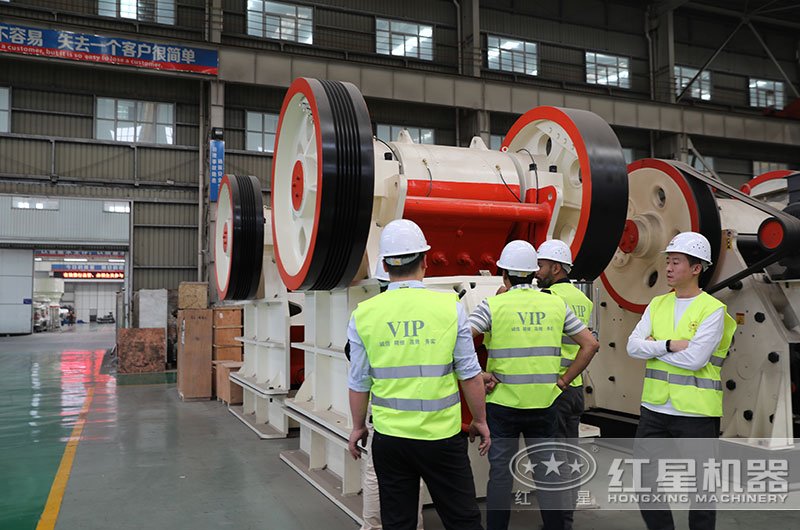 客戶來廠考察57破碎機(jī) 客戶來廠考察57破碎機(jī)