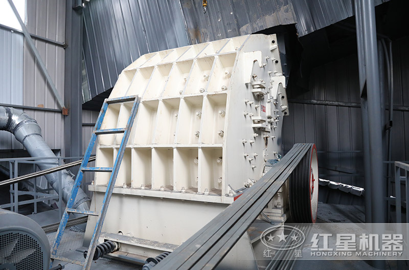 石灰石破碎客戶現(xiàn)場，適用錘破機(jī)