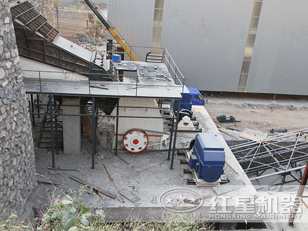 安裝、調(diào)試好投入生產(chǎn)的重錘頭破碎機