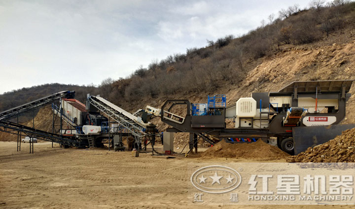 時(shí)產(chǎn)200噸移動(dòng)破碎設(shè)備生產(chǎn)現(xiàn)場(chǎng)，運(yùn)行平穩(wěn)，不間斷作業(yè)
