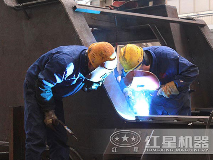 車間生產(chǎn)加工移動破碎機(jī)，每一臺設(shè)備都是匠心打造