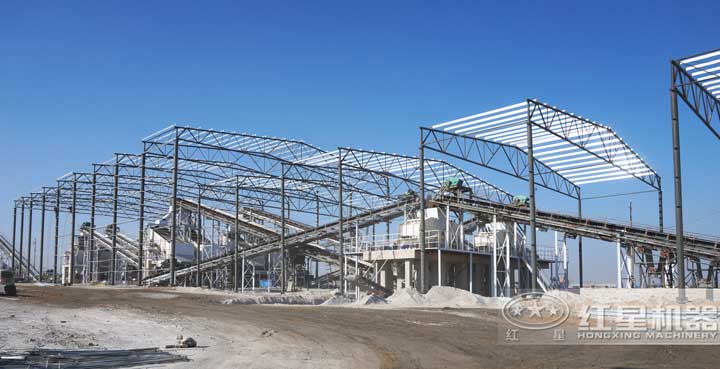 時產(chǎn)800噸生產(chǎn)現(xiàn)場，多臺設(shè)備同時作業(yè)