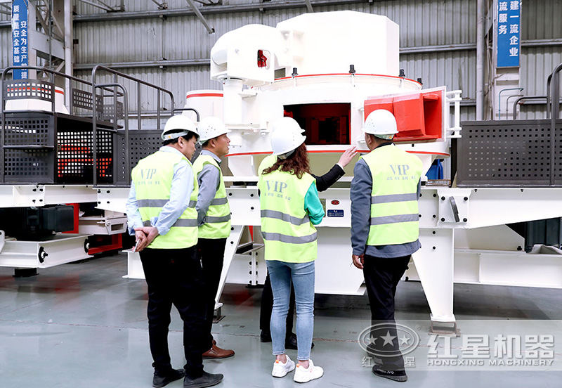 客戶來車間參觀，專業(yè)經(jīng)理接待講解