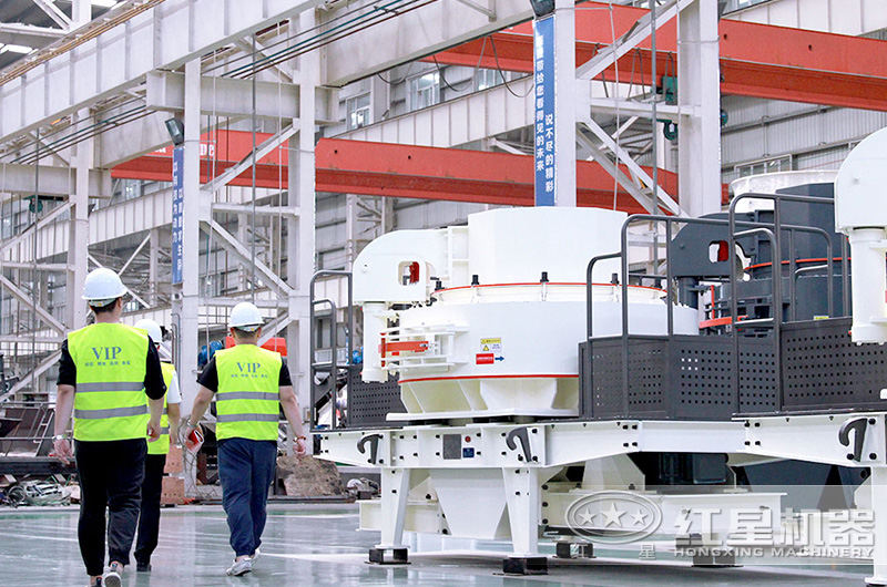 客戶下單之前來廠參觀，工程師全程陪伴講解