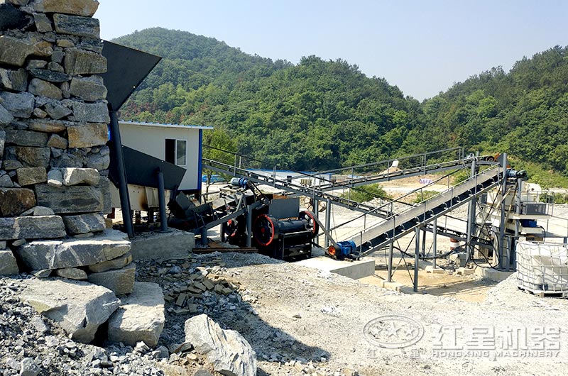 顎式細(xì)破碎機破碎現(xiàn)場，搭配制砂機使用