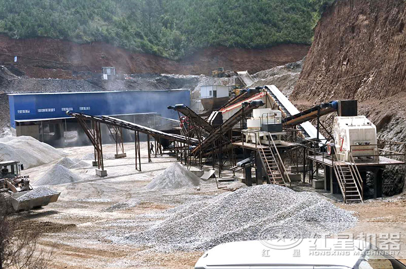 制砂設(shè)備生產(chǎn)現(xiàn)場(chǎng)，反擊破搭配制砂機(jī)，破碎軟料
